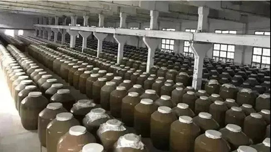 　　中国作为白酒的生产和消费大国，市场中不乏质优的白酒产品，单是贵州茅台镇的酱香酒厂家都浩如繁星，但是能借助品牌力量腾飞起来的，却是有限。