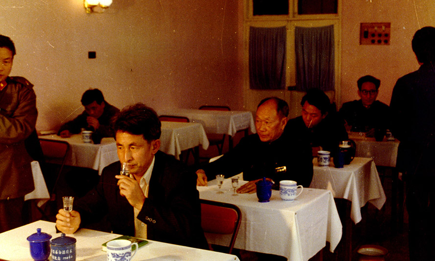 1985年，季克良等参加茅台酒易地生产试验鉴定会
